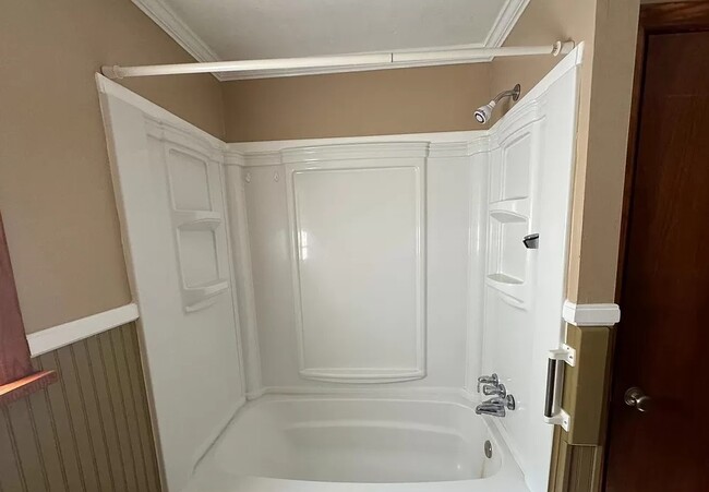 Main bathroom - 4447 N Gloster St