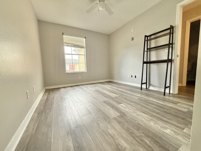 Building Photo - 609 Cresting Oak Cir