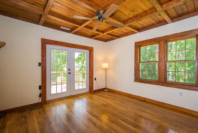 Building Photo - Laurel Park log home 3 bedroom 3 bathroom home.