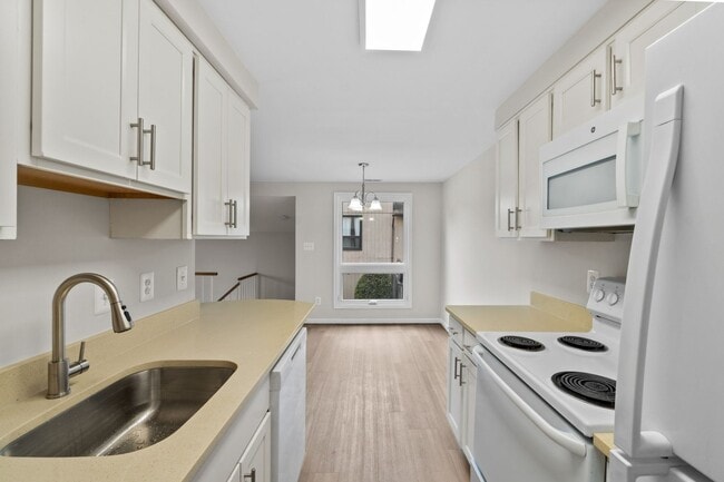 Building Photo - Condo in Woodside Square. 3Br / 1Ba Renovated. Garage.