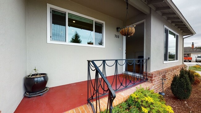 Building Photo - Spacious remodeled 2-bedroom duplex, washe...