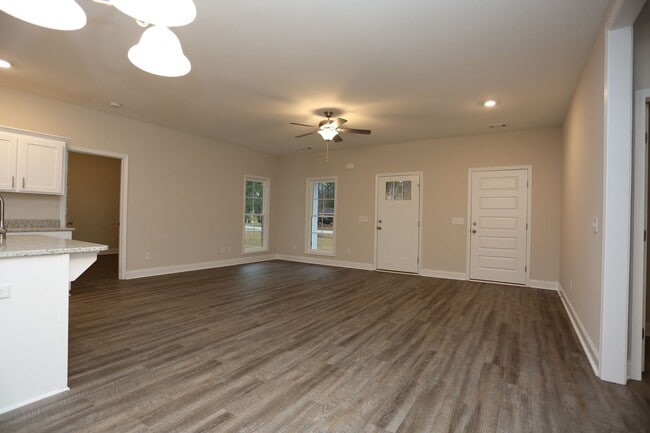 Building Photo - 4 Bedroom Brick House Available TODAY!