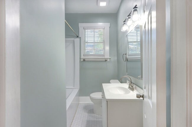 Building Photo - Renovated Three Bedroom, Two Bathroom Sing...