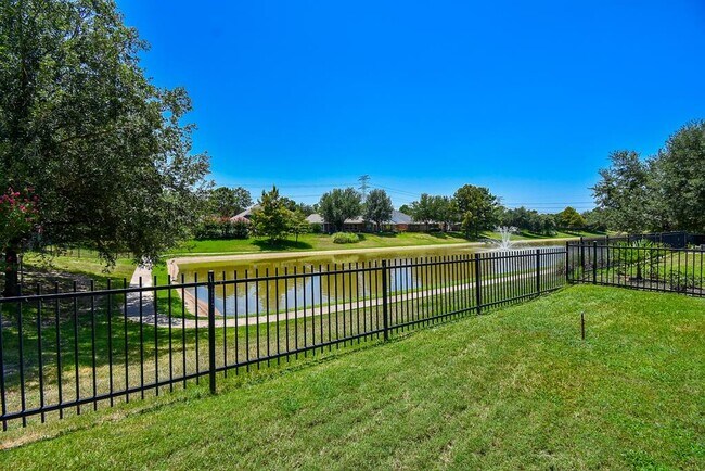 Building Photo - 16915 Locust Springs Dr