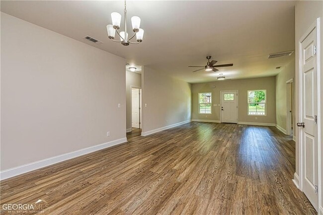 Building Photo - 106 Maple St