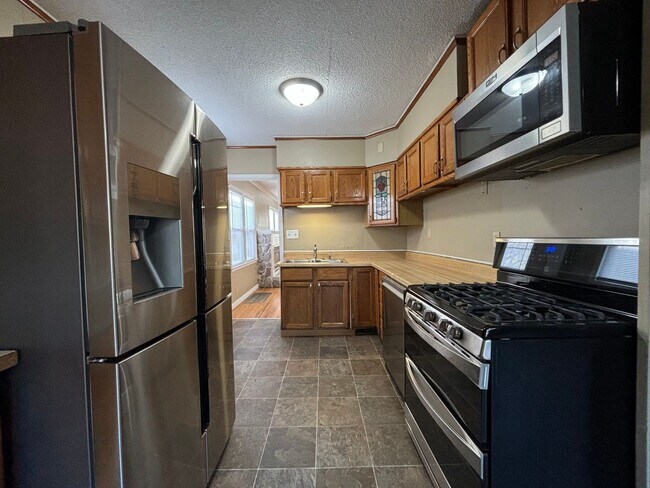 Building Photo - 4 bedroom, 2 bathroom home in the peaceful community of Mahtomedi access to White Bear Lake