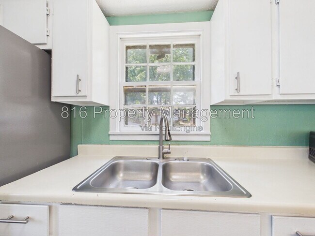 Building Photo - 810 S Woodland Ave