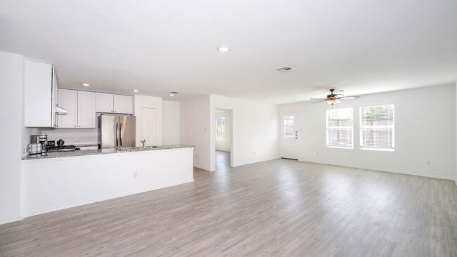 Building Photo - Spacious 4-bedroom, 2-bath located in Summerhill subdivision