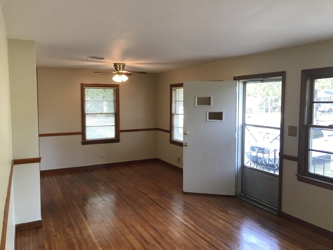 Building Photo - **ON HOLD**Nice 4 Bedroom / 1 Bathroom Hom...
