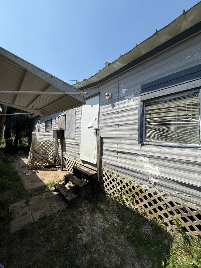 Building Photo - 622 N Beach St