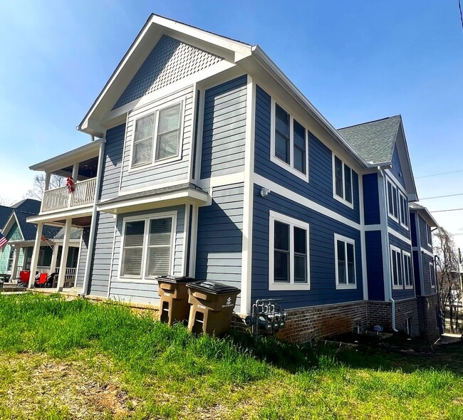 Building Photo - FA1315 18BR TRIPLEX (6/6/6)