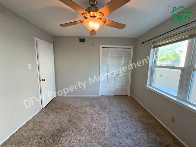 Building Photo - Charming 3-Bedroom Home with Sunroom & Spacious Backyard in Irving!