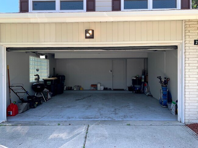 Building Photo - 2507 Lillian Ln