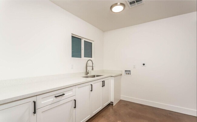 Building Photo - Biltmore District Luxury – Month-to-Month Only $4,500 (All Utilities Included!)