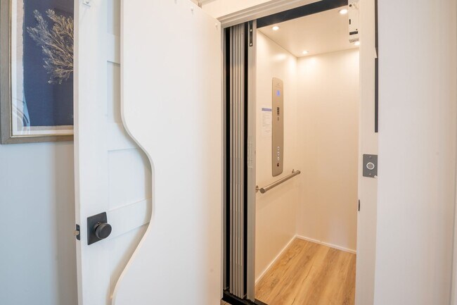 Building Photo - OFF-SEASON FURNISHED BEACH HOUSE AVAILABLE FOR MONTHLY RENTAL