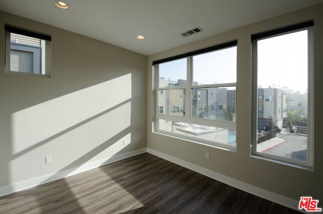 Building Photo - 2753 Waverly Dr