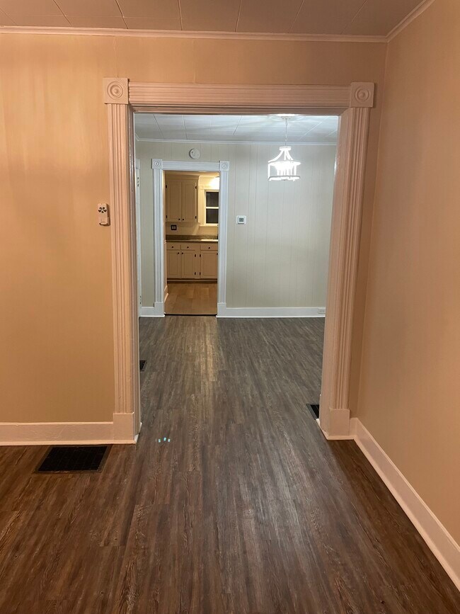 Building Photo - 242 N Hamilton St