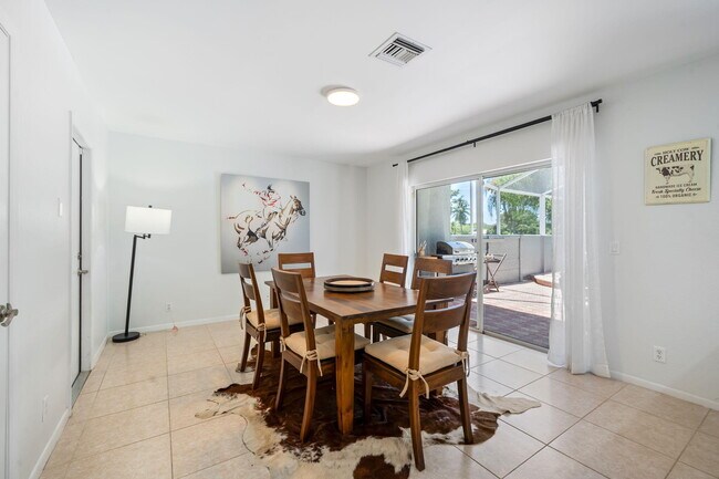 Building Photo - 1527 S Club Dr