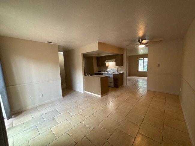 Building Photo - CHARMING 3 BEDROOM 2 BATHROOM SINGLE-STORY IN STOCKTON!