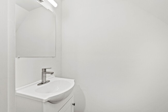 Building Photo - AVAILABLE JULY 1ST!! Don't miss this STUNNING 3 bedroom!