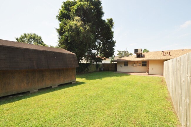 Building Photo - 2 Bedroom 1 Bath Duplex located in Hampton