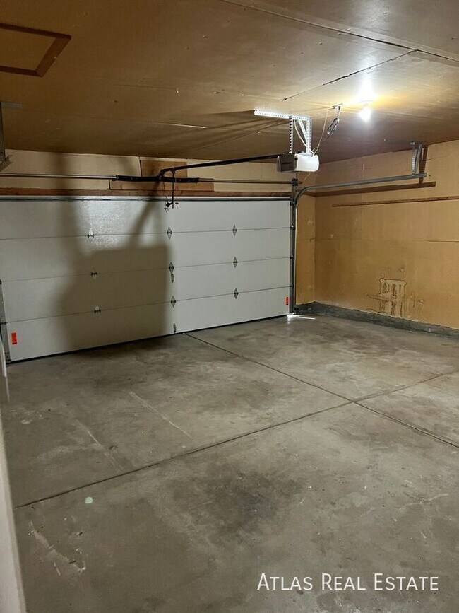 Building Photo - 11194 Forest Ave