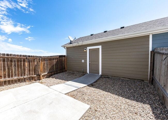 Building Photo - Cute End Unit 3 Bedroom Townhome in Lorson Ranch Next to Open Space