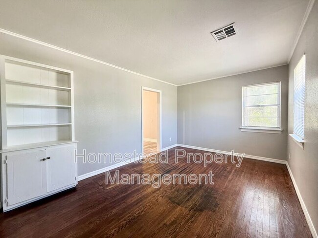 Building Photo - 1724 E Park Pl