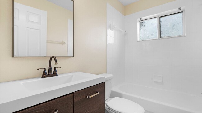 Building Photo - Single Story 3 bedroom 2 bathroom rental h...
