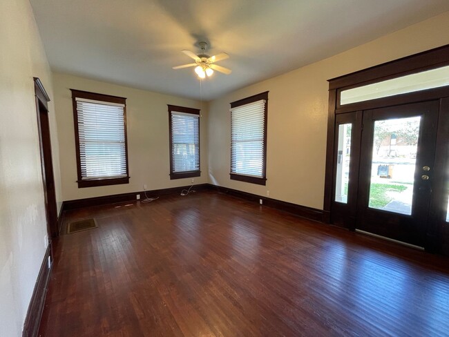 Building Photo - Great 4X2 Home Close to UT Campus