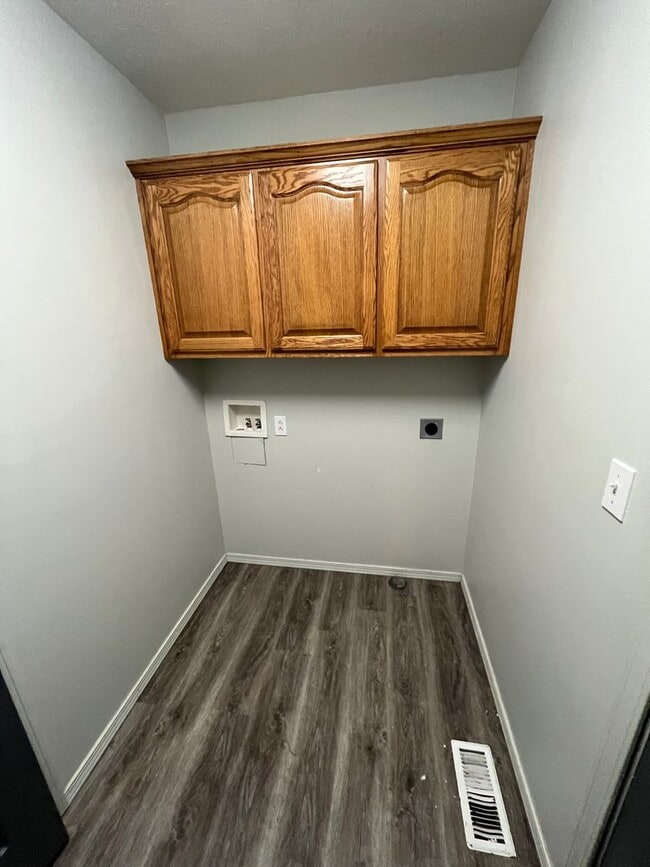 Building Photo - LEASE TAKEOVER: NO DEPOSIT NEEDED !!! Nice 3 Bedroom 2 Bathroom Single Family Home in Joplin MO!