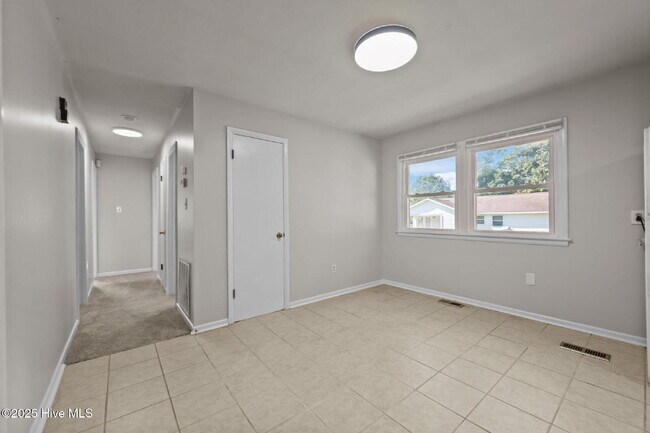 Building Photo - Nice 3 Bedroom Home -2503 Country Club Rd.