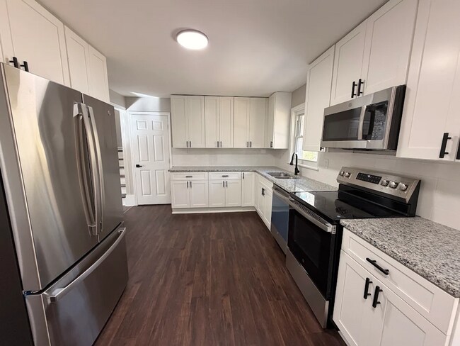 Building Photo - Spacious 5 BD 3 BA Home in a Quiet Decatur Neighborhood