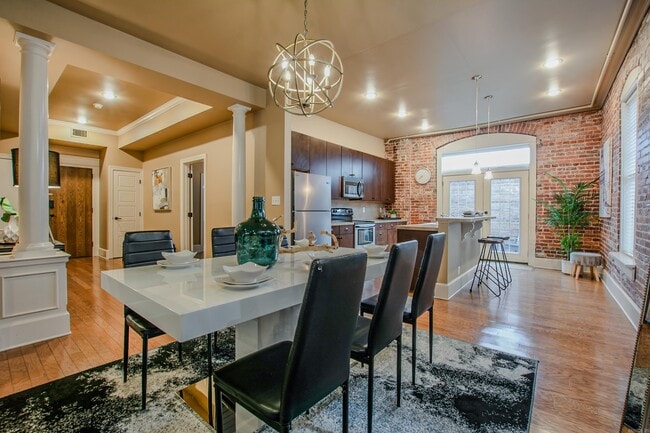 Building Photo - 612 Center St