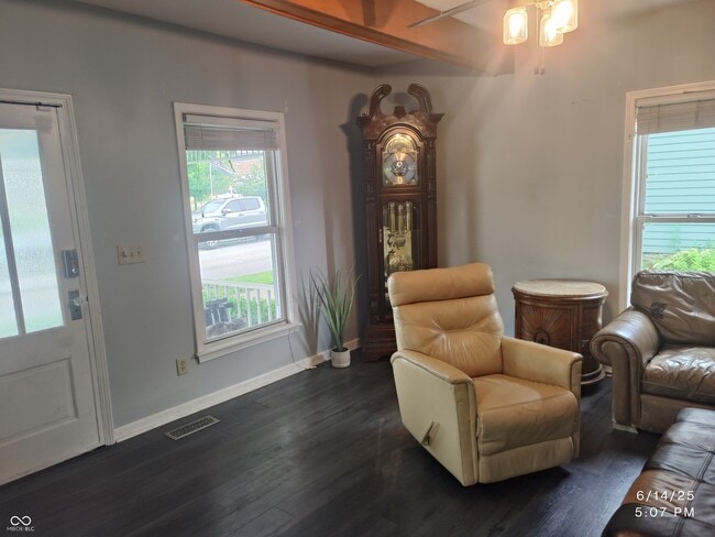 Building Photo - 121 N Main St