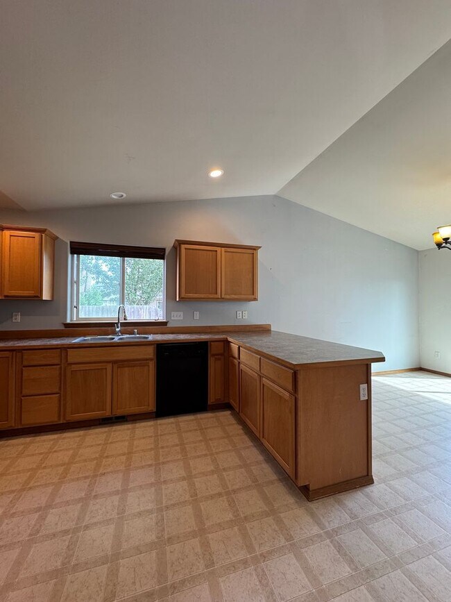 Building Photo - Spacious 4-Bedroom Home for Lease in Cul-d...