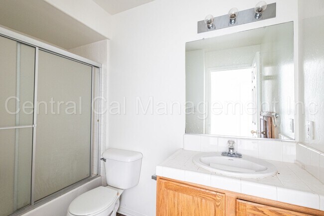 Building Photo - 4 Bedroom/2.5 Bath Home located in RiverLakes - $2645 Per month!