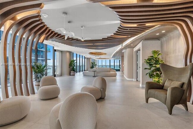 Building Photo - 700 NE 24th St