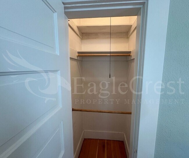 Building Photo - Three Bedroom, Two Bathroom House Near Sha...