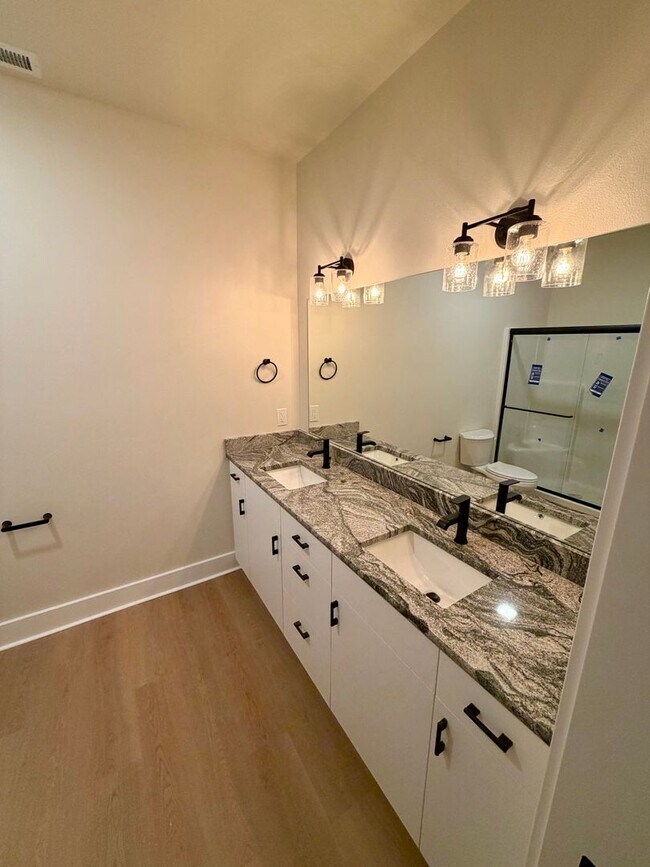 Building Photo - SD10th