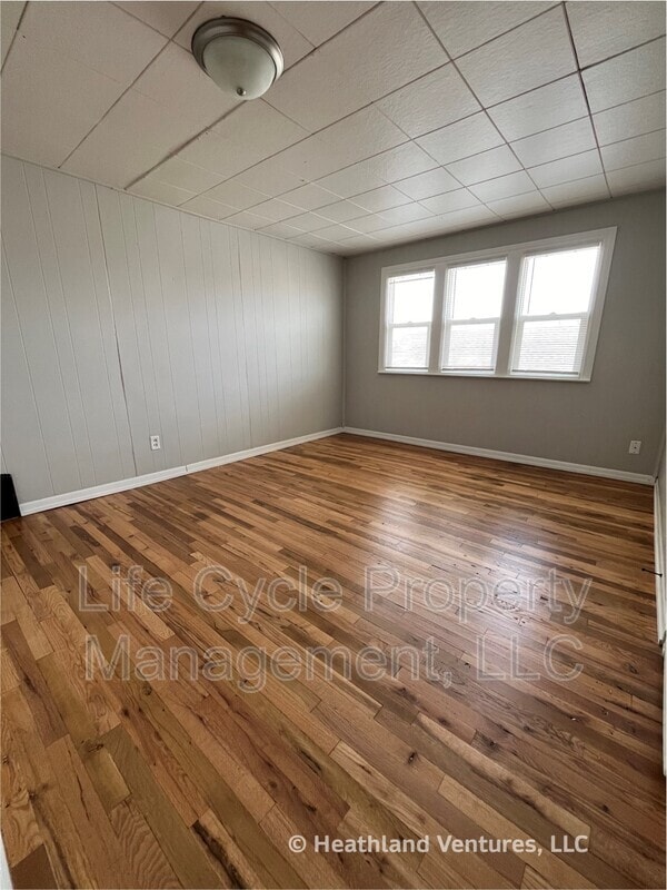 Building Photo - 549 32nd St SE