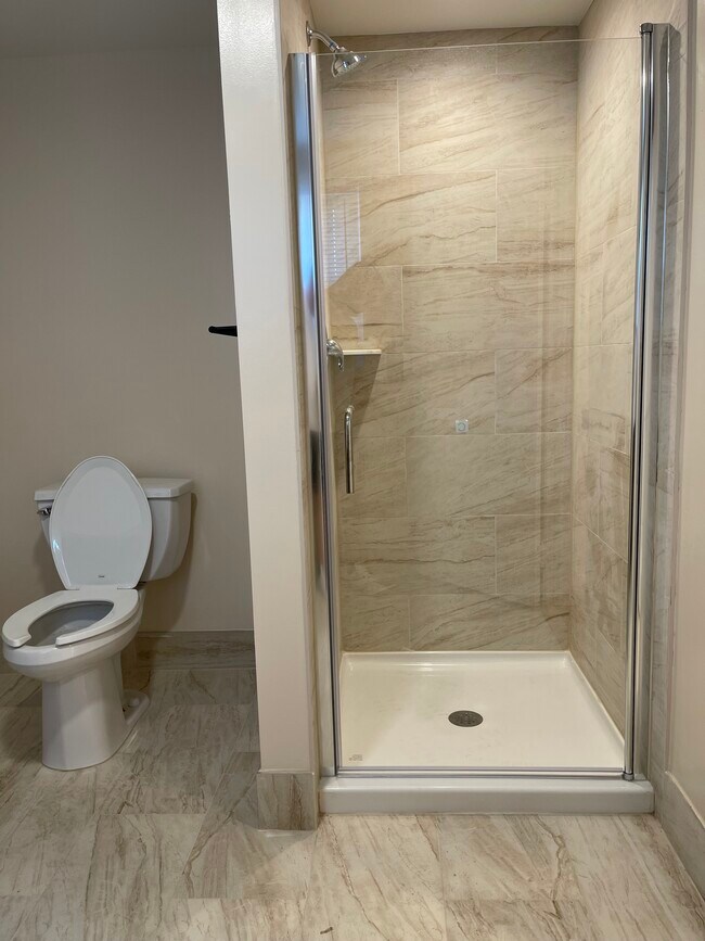 Second bathroom - 528 Chapel St