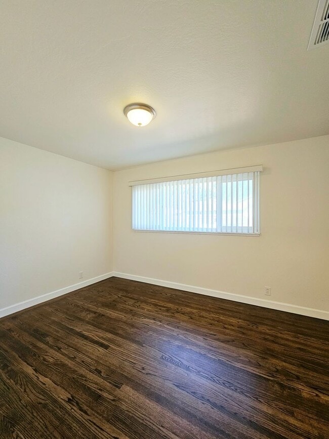Building Photo - Remodeled 3-bed/2-bath Single Family Home ...