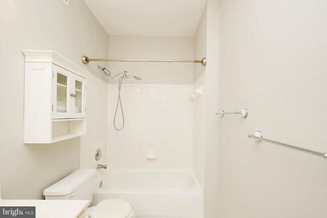 Building Photo - 2324 Henshaw Pl