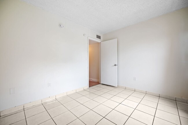 Building Photo - 2 Bed / 2 Bath Condo for Rent – Prime Miami Location