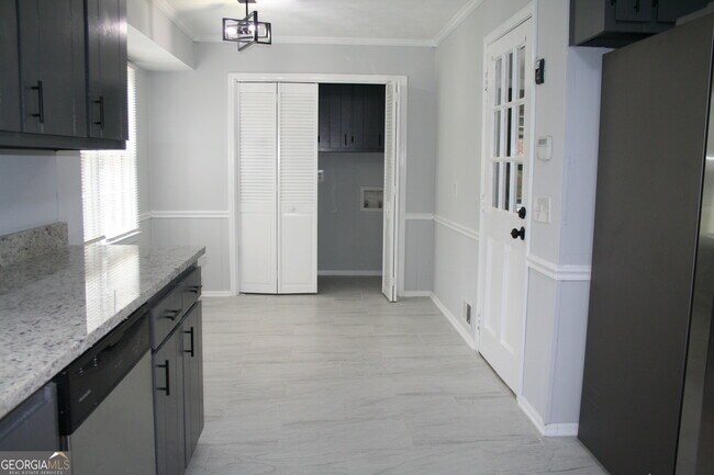 Building Photo - 2075 Pinewood Dr