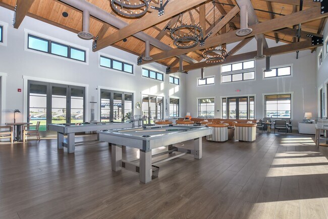 Building Photo - Waterfront Beauty