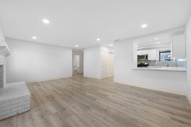 Building Photo - "Spacious 3-Bed Condo with 2 Baths in Citr...