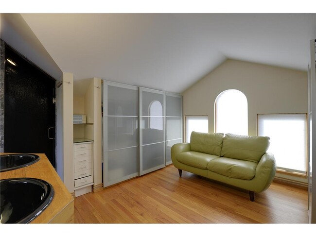 Building Photo - 607 Dayton Ave