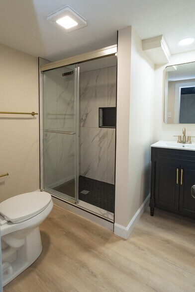 Bath 2 - 903 Pawnee St